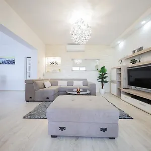 Deluxe Look Apartment